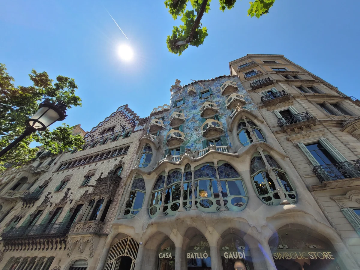 Passeig de Gràcia in Barcelona – architectural landmarks and luxury boutiques